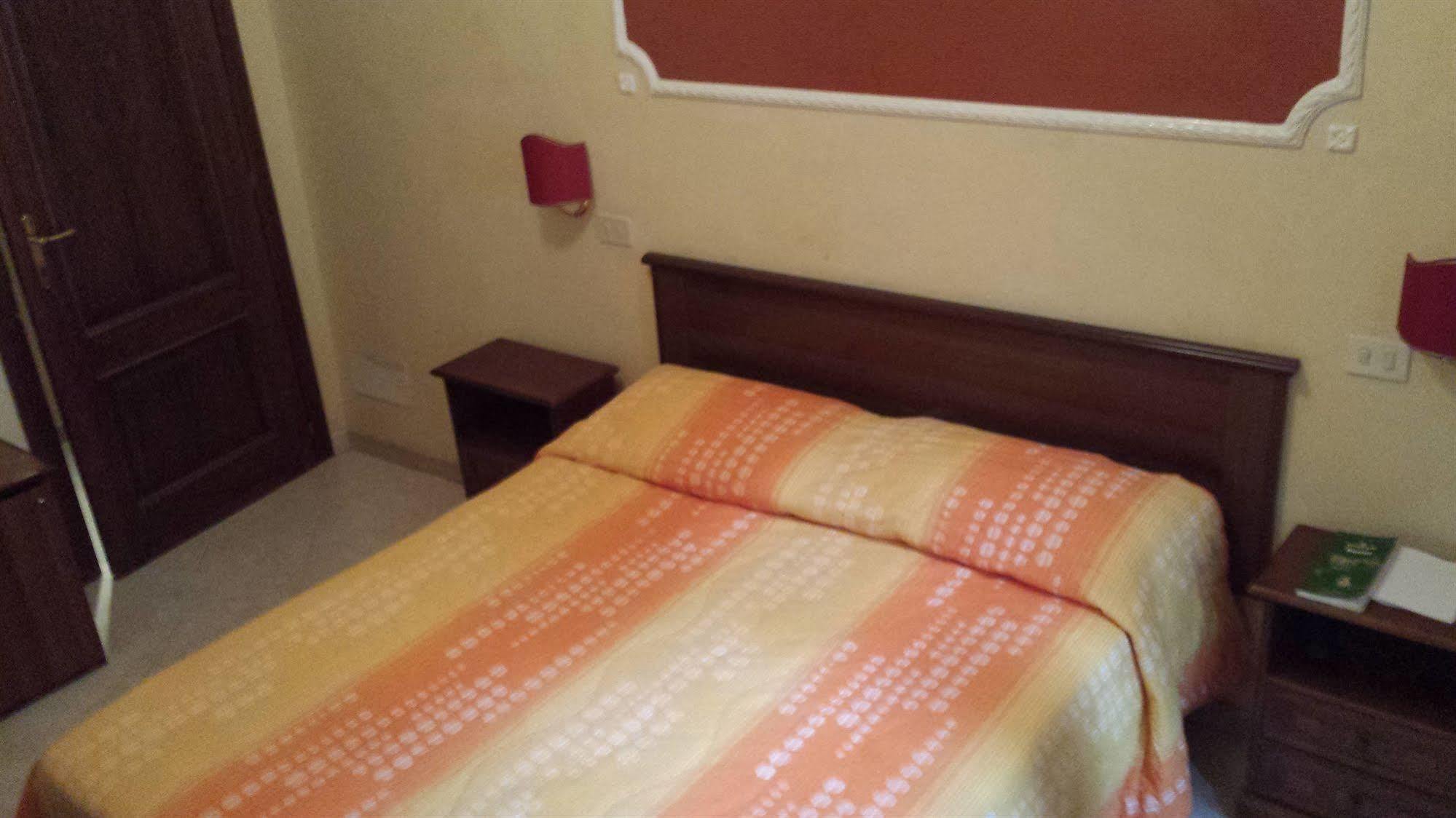רומא Hostel Cosmos מראה חיצוני תמונה