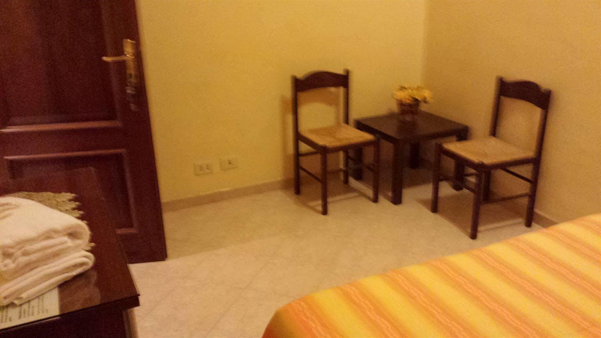 רומא Hostel Cosmos מראה חיצוני תמונה