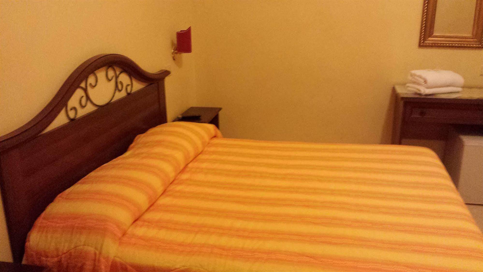 רומא Hostel Cosmos מראה חיצוני תמונה