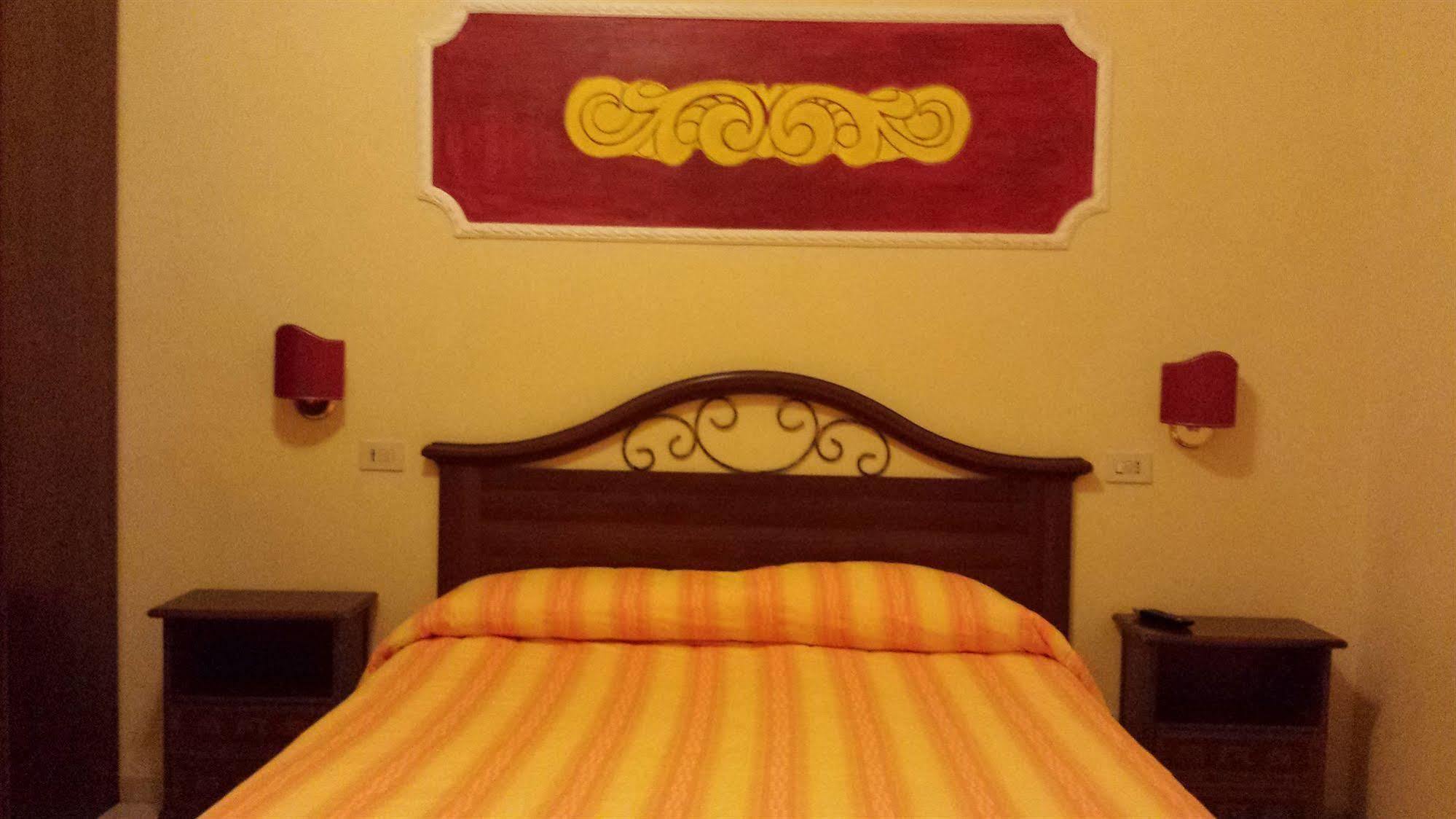 רומא Hostel Cosmos מראה חיצוני תמונה